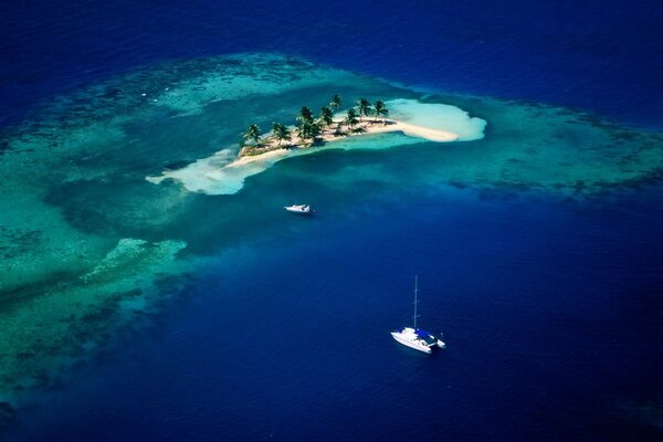 Un isola favolosa e due yacht