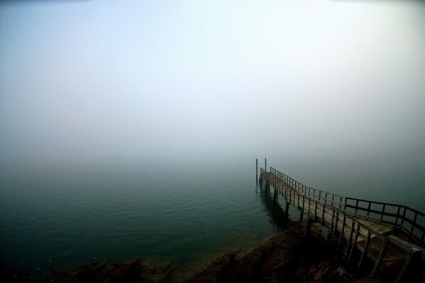 Mañana brumosa, muelle marítimo