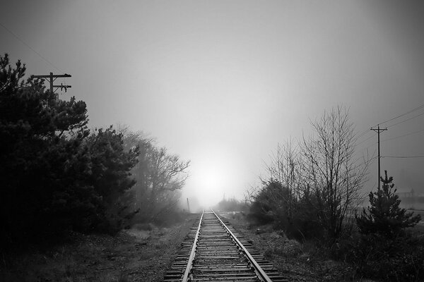 Foto in bianco e nero della strada verso il nulla