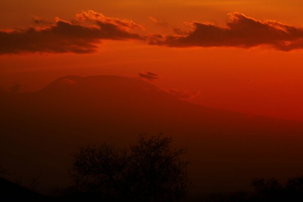 Coucher de soleil rouge dans la vallée des montagnes