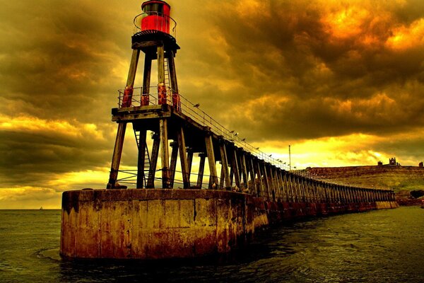 Faro abandonado en la orilla del mar