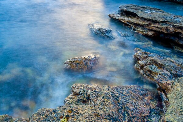 Błękitna Zatoka przy skałach