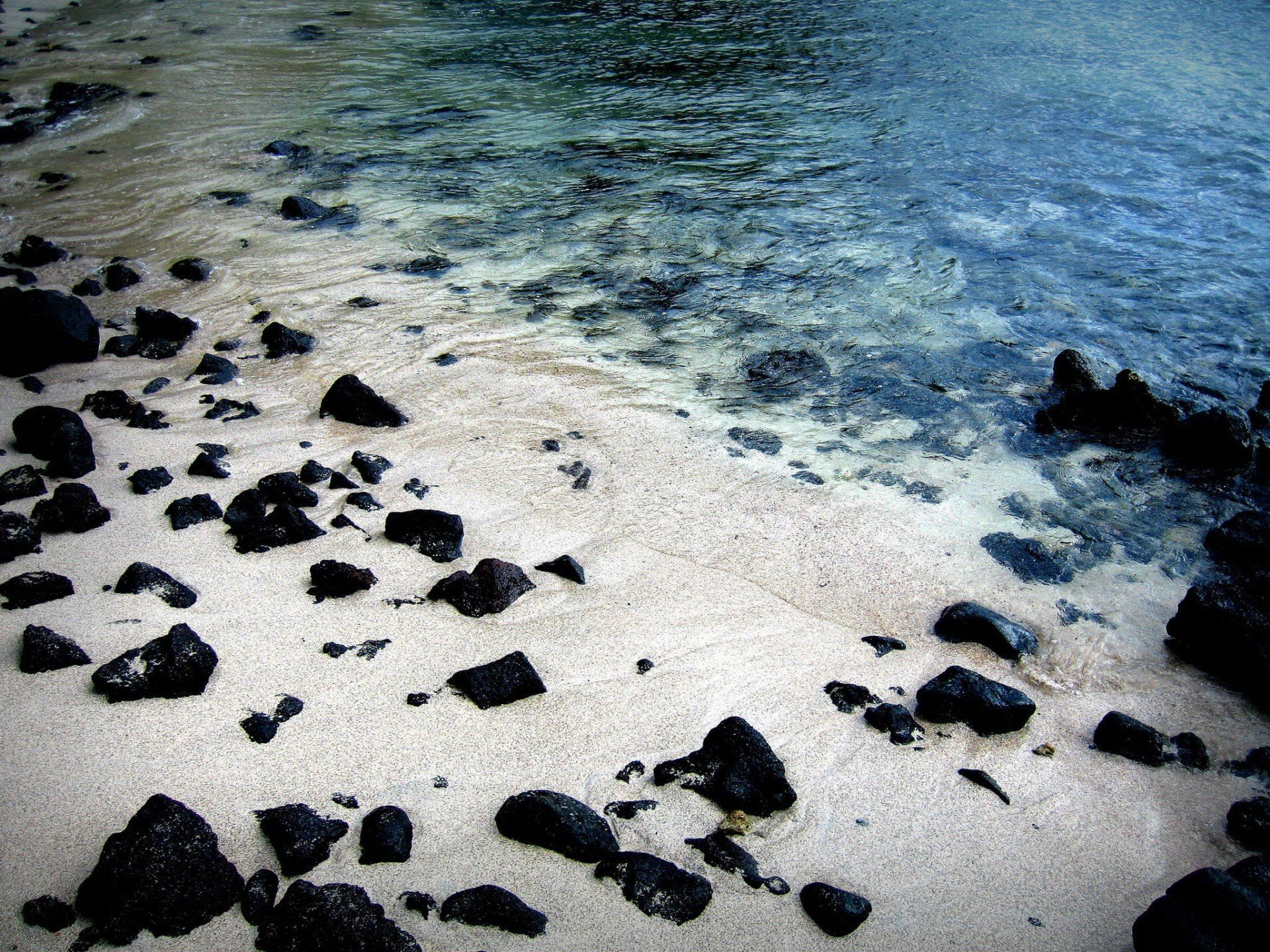 pierres côte sable eau