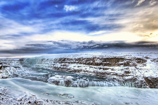 Gefrorener Fluss und schwere Wolken