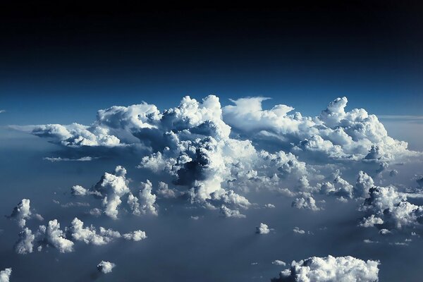 Nuvole bianche cumuliformi su uno sfondo di cielo blu