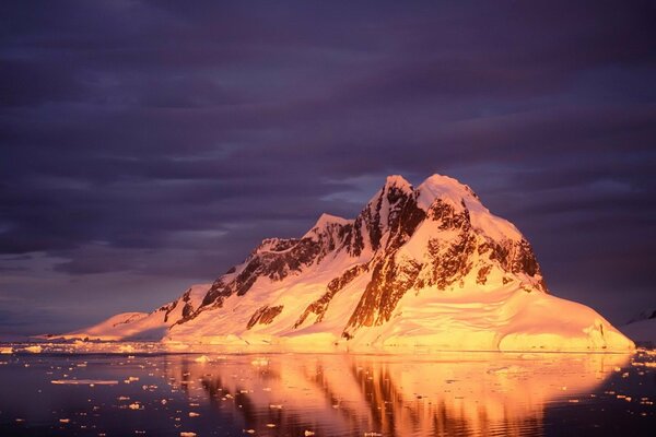 Montagne froide à la lumière du coucher du soleil