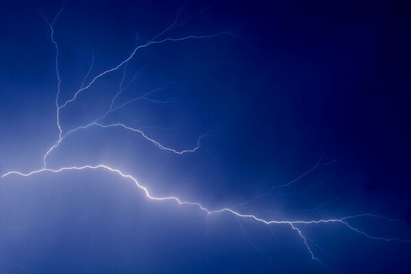 Décharge de foudre dans le ciel Azur