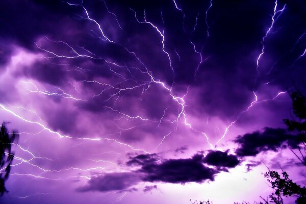 Rayos y nubes en el cielo nocturno