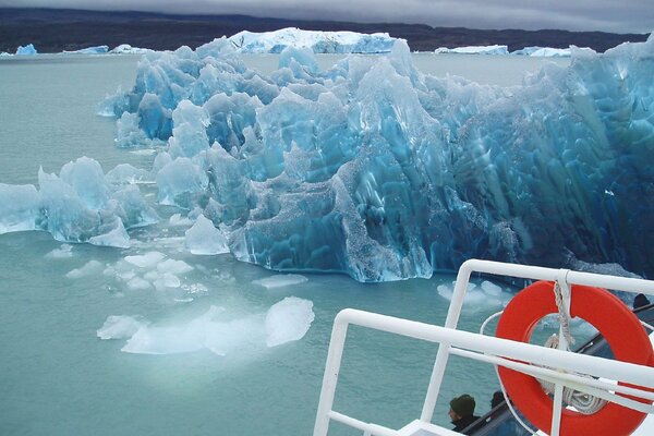 Foto von einem Schiff mit einem Rettungsring auf einem Eishintergrund