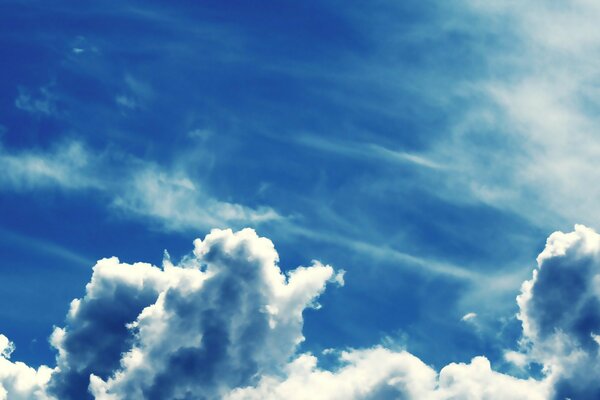 Nubes en el cielo azul