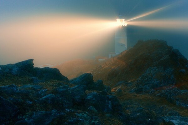 Phare de nuit à travers les pierres