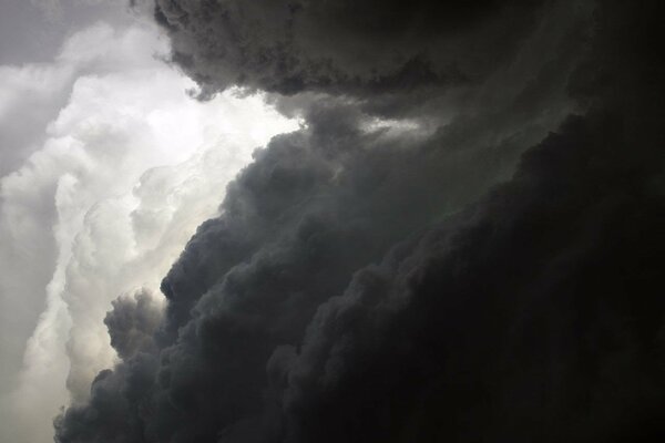 Ein Gewitterhimmel, der von weißen und schwarzen Wolken bedeckt ist