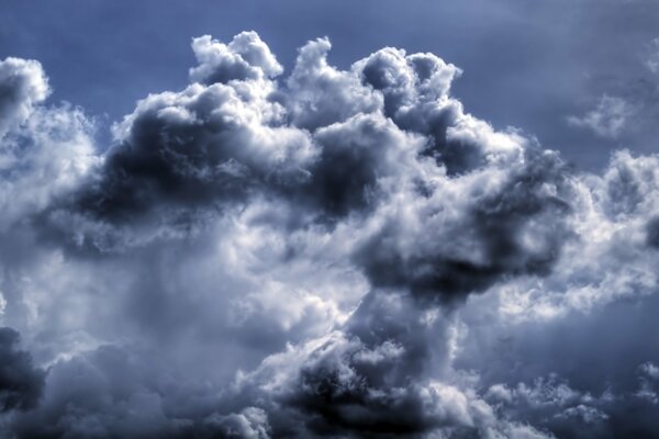 Nuages bleus dans un ciel sombre