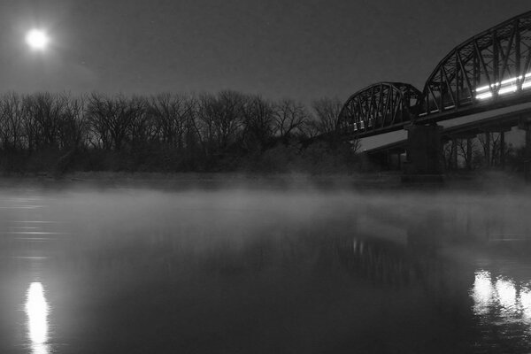 Naturaleza en blanco y negro con río y puente