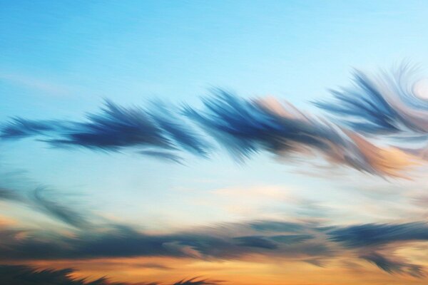 Nuages flous du ciel coucher de soleil