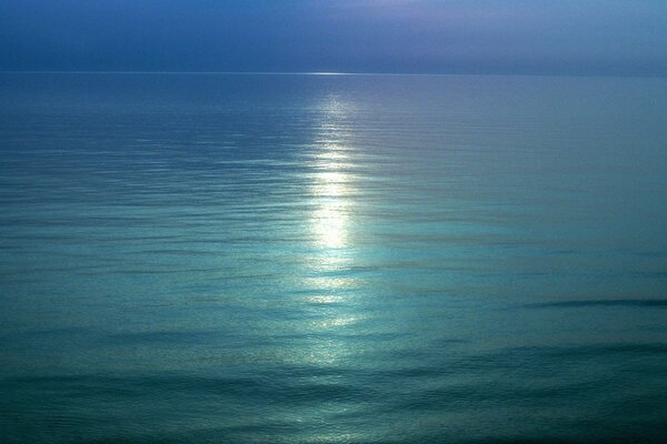 Horizont der blauen Wasseroberfläche