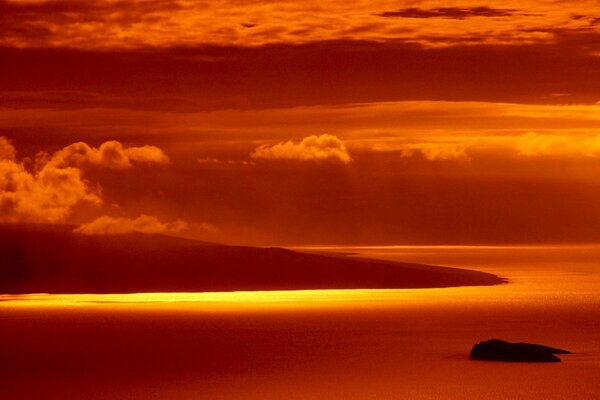 Puesta de sol amarilla contra las nubes