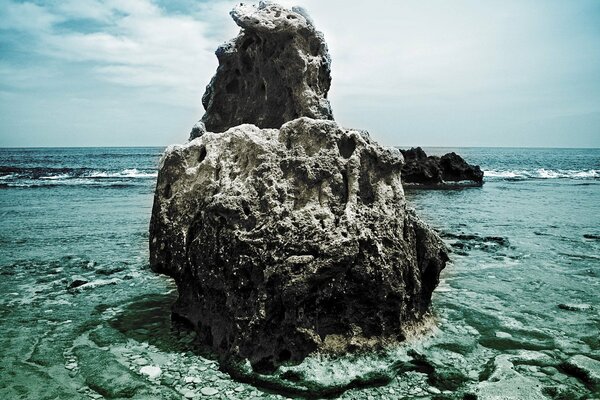 Paisaje. Piedra en el mar azul