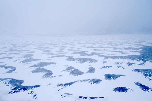 Bellissimo paesaggio un sacco di neve e ghiaccio in inverno