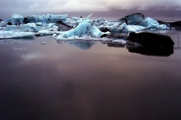 Hielo sucio en el agua