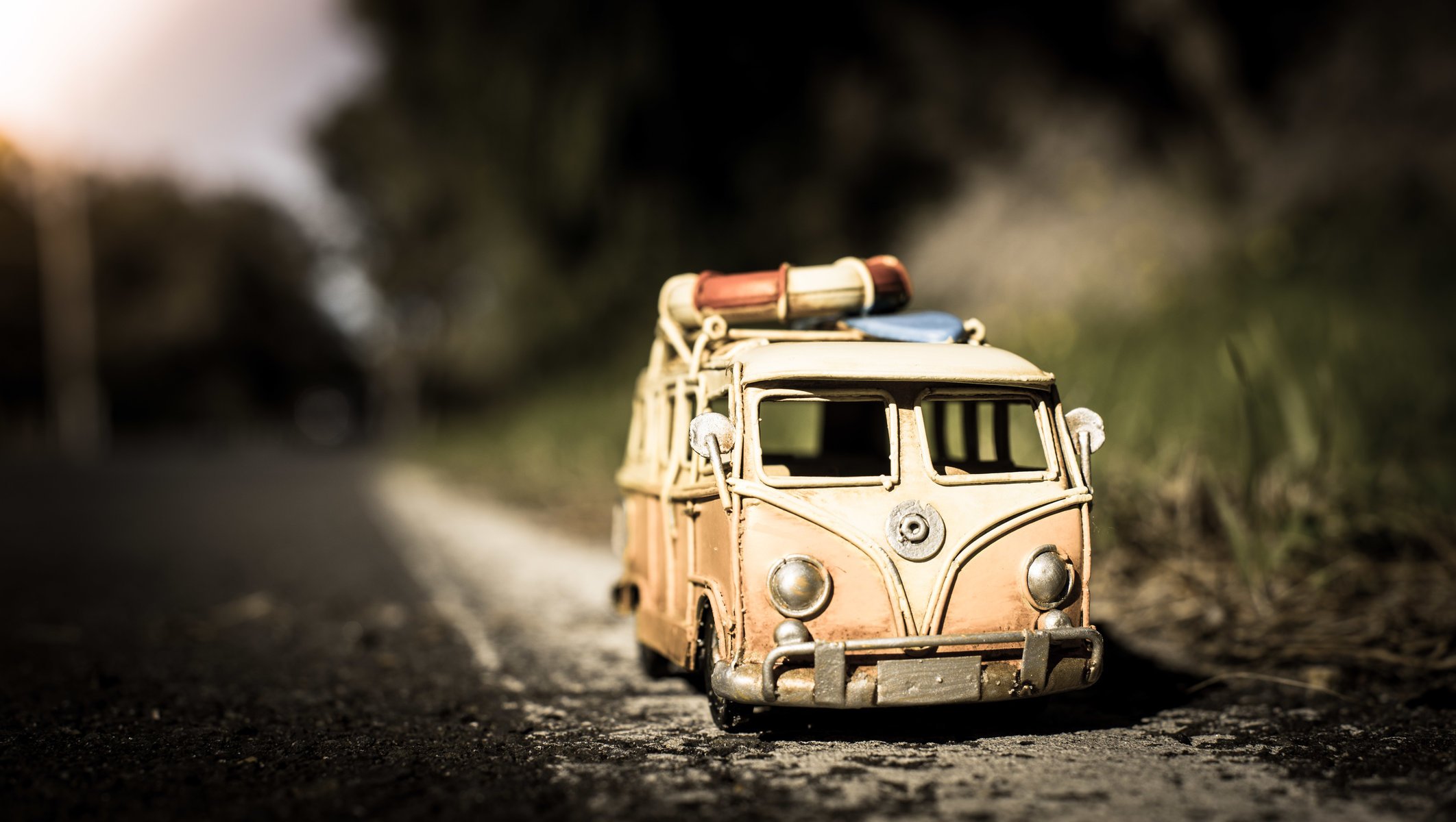 jamie frith photographer photo model machine modelka vw minivan toys road asphalt close up shooting