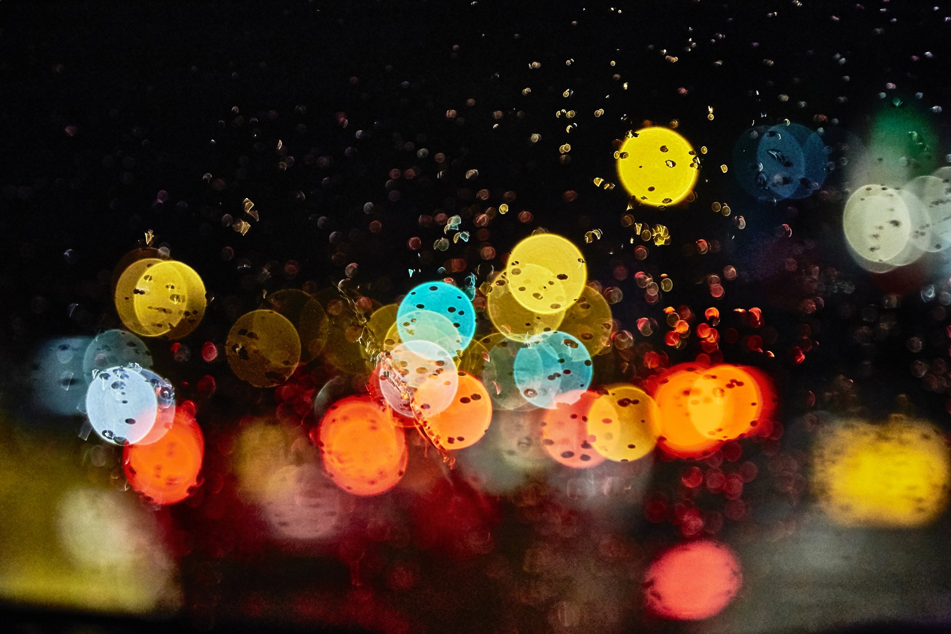 lights reflections drops rain night glass bokeh close up