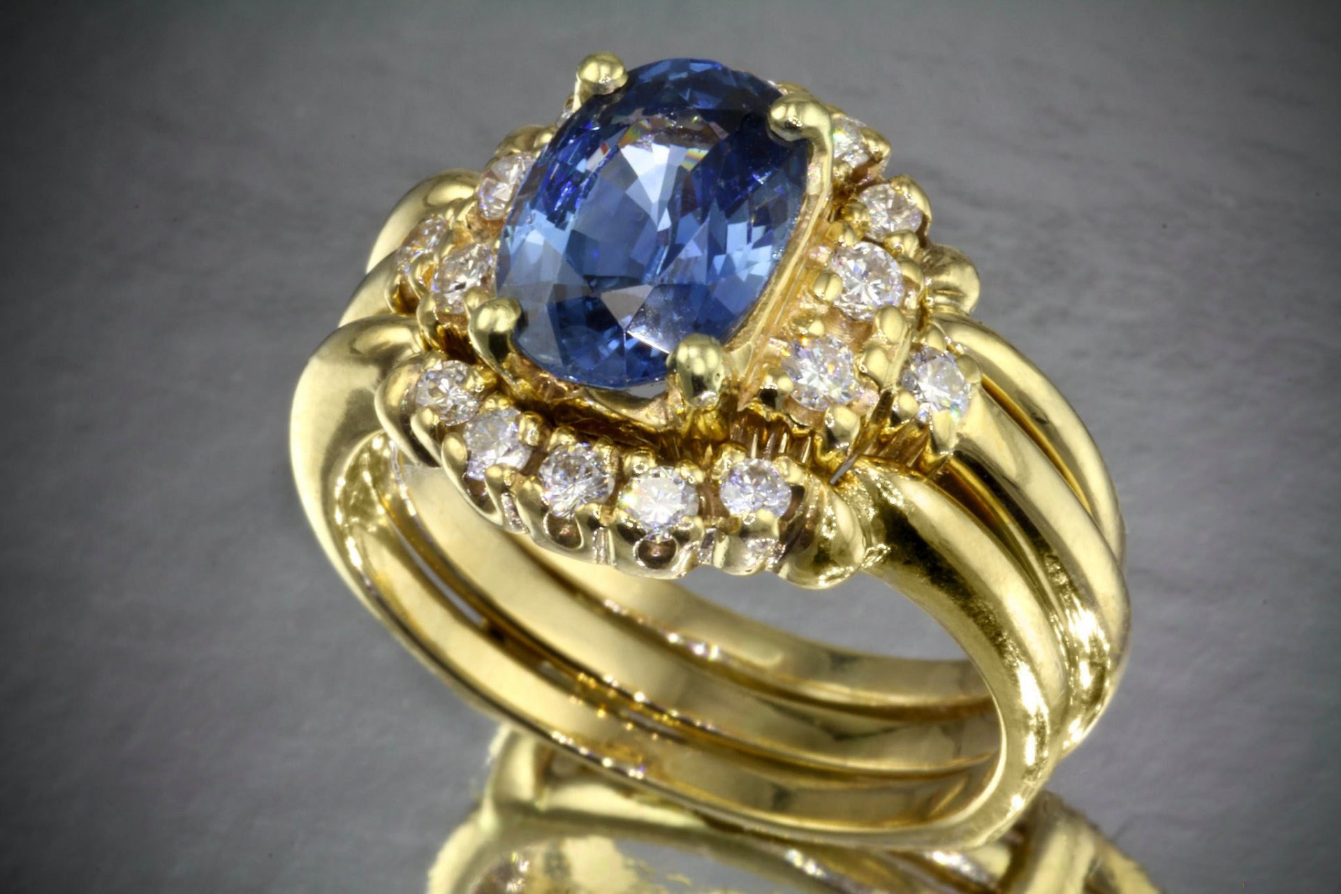 anello oro pietra blu prezioso diamanti