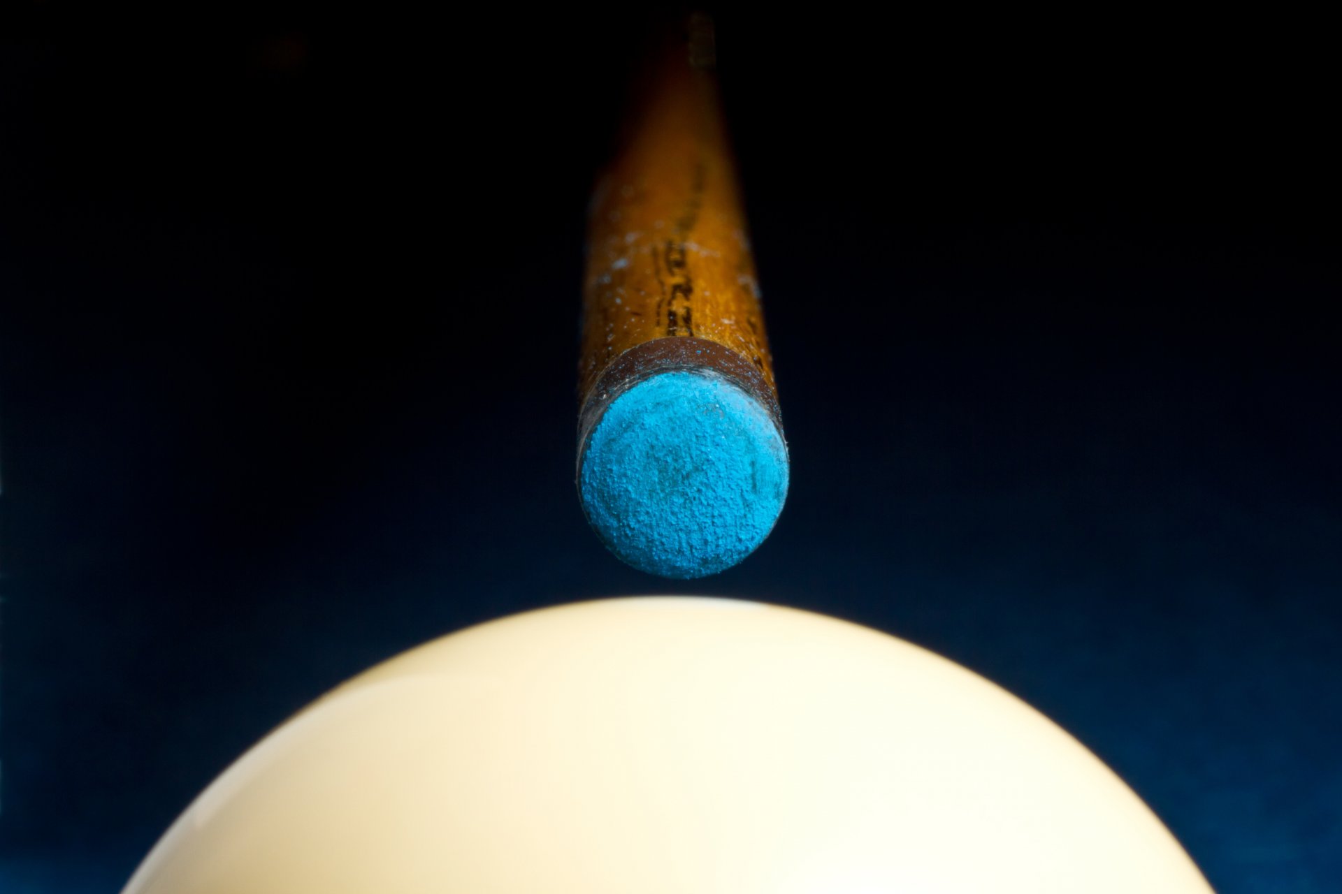 billard cue weiß ziel ball billard cue kick billard spielen gute idee unschärfe bokeh dunkelblauer hintergrund makro hintergrundbilder