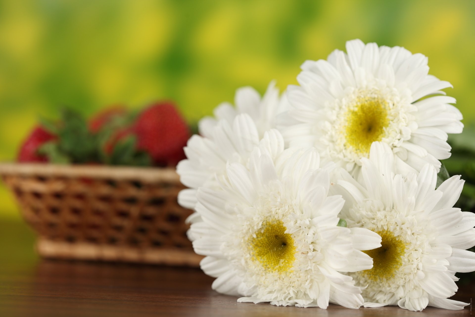 close up basket strawberry flower field daisy