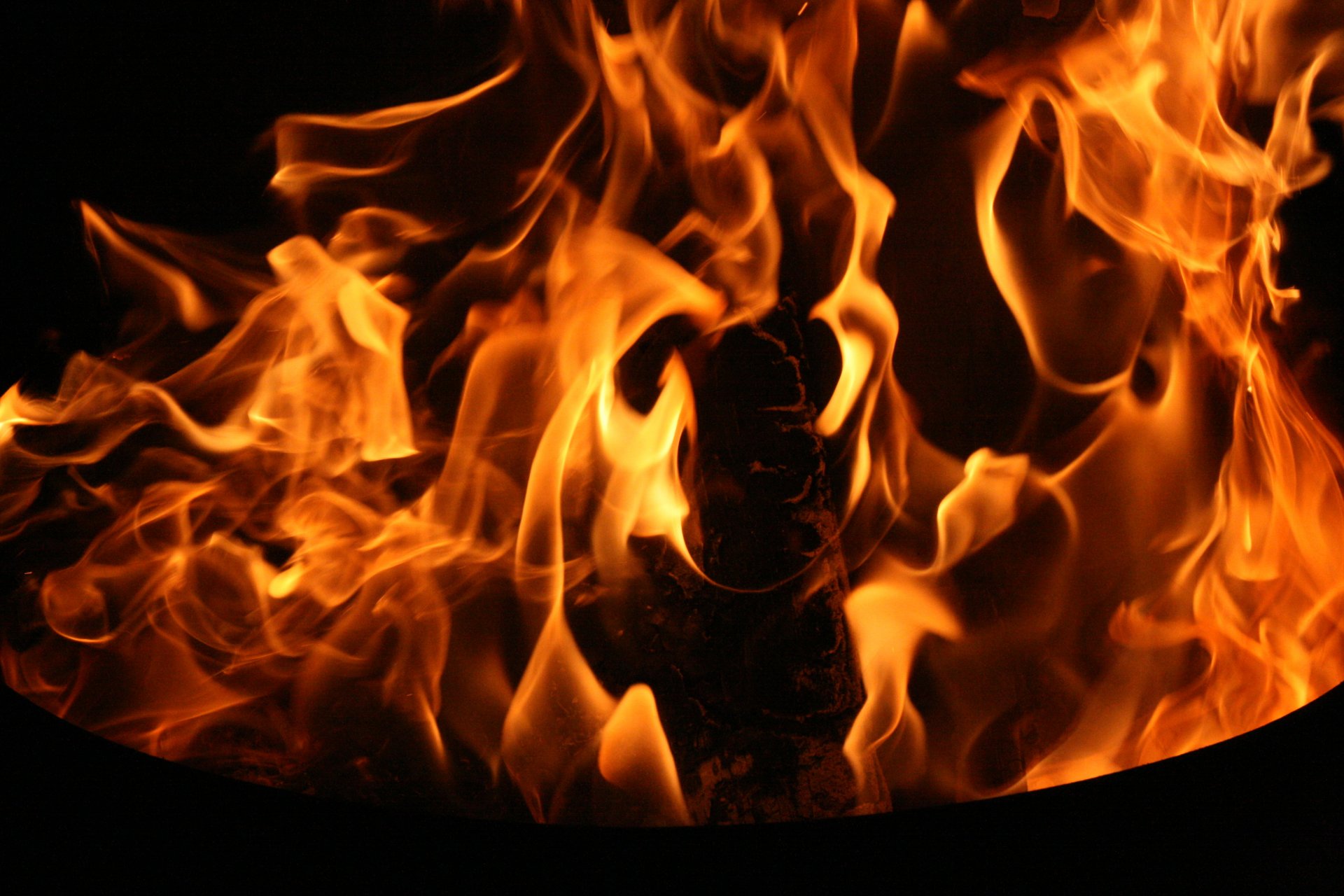 Пламя костра на чёрном фоне - обои на рабочий стол