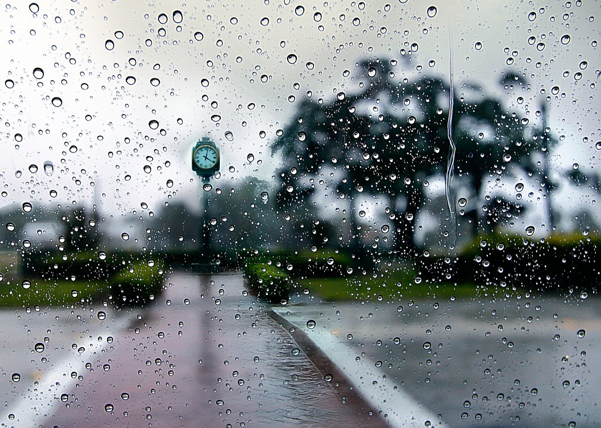 horloge gouttes pluie ville