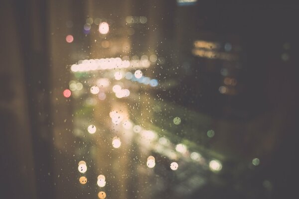 Visto dalla finestra per la pioggia di notte