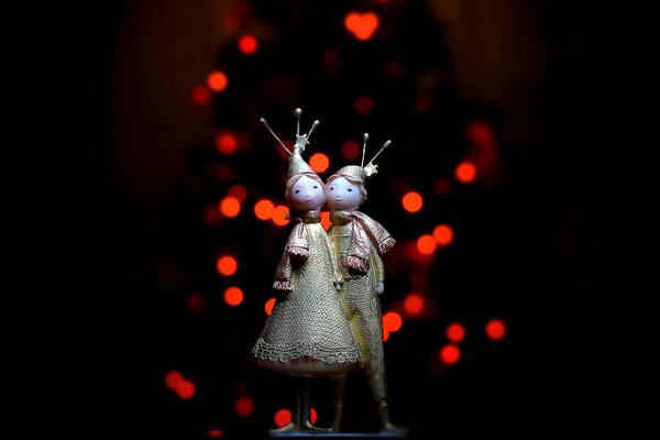 Statuette d un garçon avec une fille sur fond de lumières