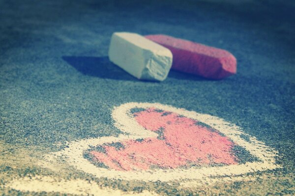 Dibujo del corazón con tiza en el asfalto