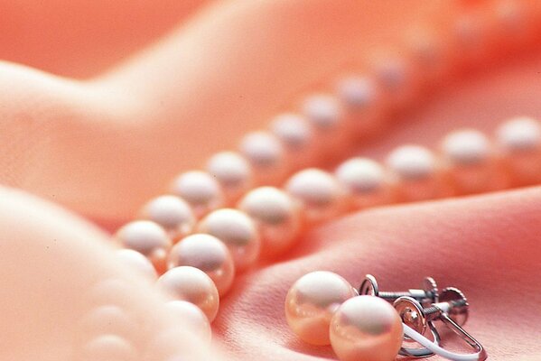 Różowe perłowe koraliki. Kolczyki z pereł