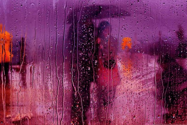 Пара под зонтом осенним дождливым вечером