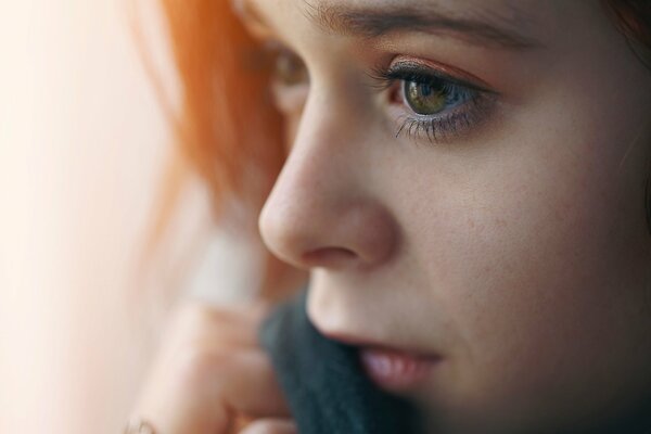 Profilo di una giovane ragazza dai Capelli rossi