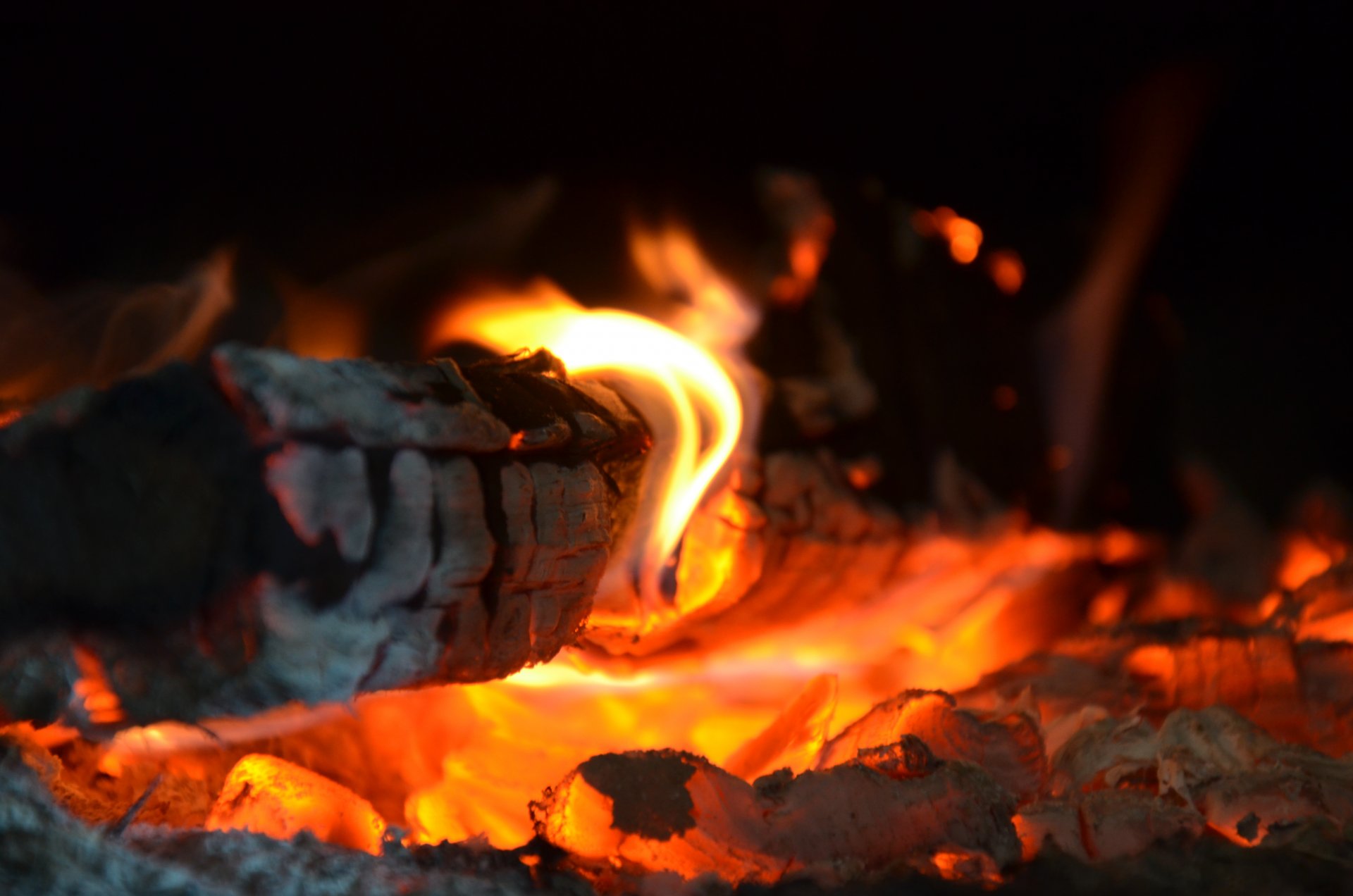 fuoco termico carboni ardenti rosso giallo legno