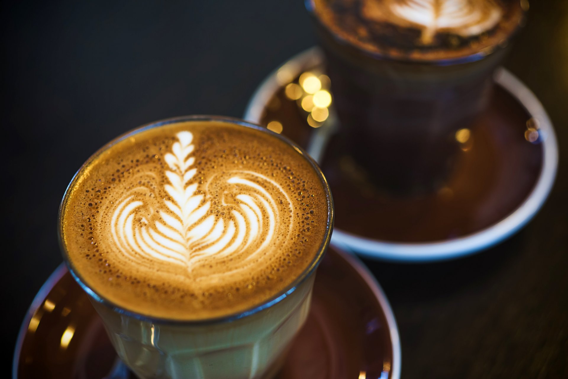 kaffee trinken gläser geschirr schaum muster makro licht