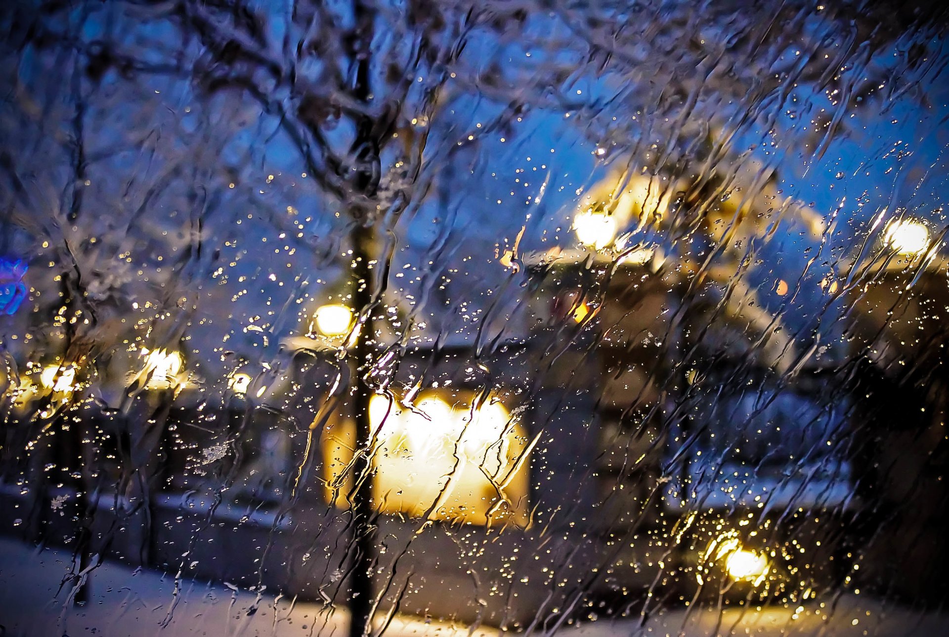 city street rain drops macro gla