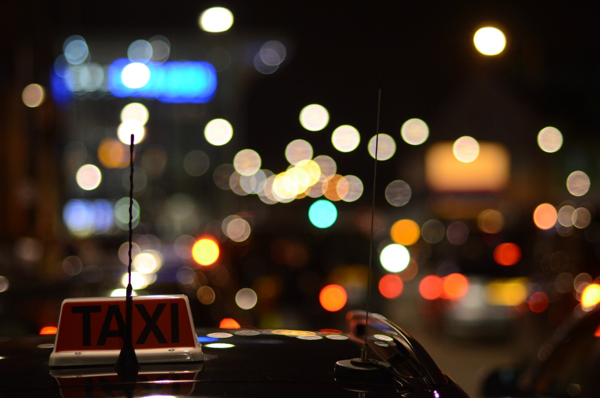 nuit obscurité lumières phares feux de signalisation couleur rouge antenne taxi numéros jaunes plaque signalétique toit de la voiture voiture auto inscription soirée voitures