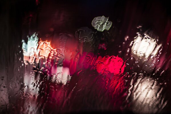 Lumières à travers le verre jet d eau nuit