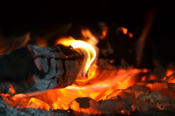 Foto von roten brennenden Holzbohlen