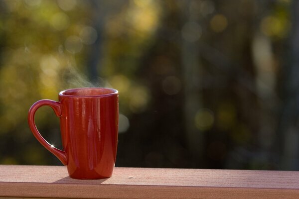 Matin endormi avec une tasse de thé chaud