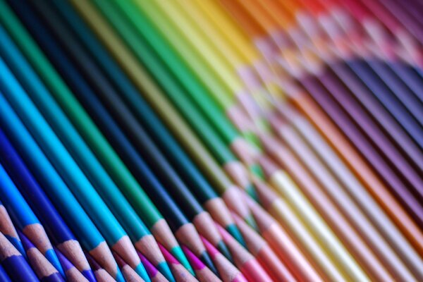 Lápices de colores que crean ondas de dibujo