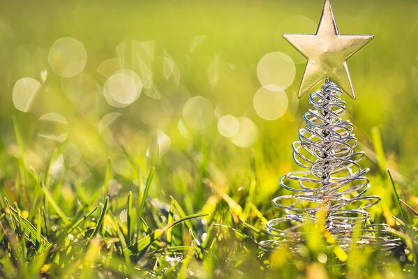 Albero di Natale giocattolo in piedi nell erba