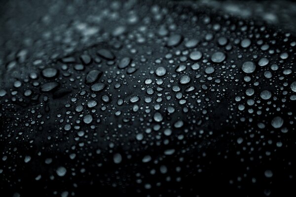 Close-up Wassertropfen auf einem Regenschirm