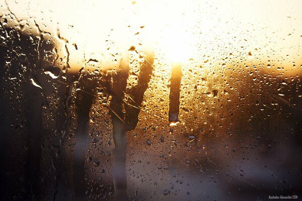 Regenspray auf dem Glas der Maschine