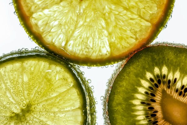 Grande photo d une coupe de Kiwi orange et citron vert