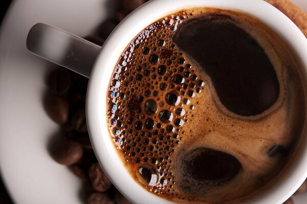 Café du matin dans une belle tasse